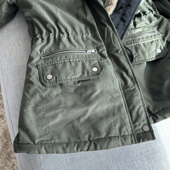 F21 Sherpa lined winter coat, olive green, size M - Picture 3 of 5